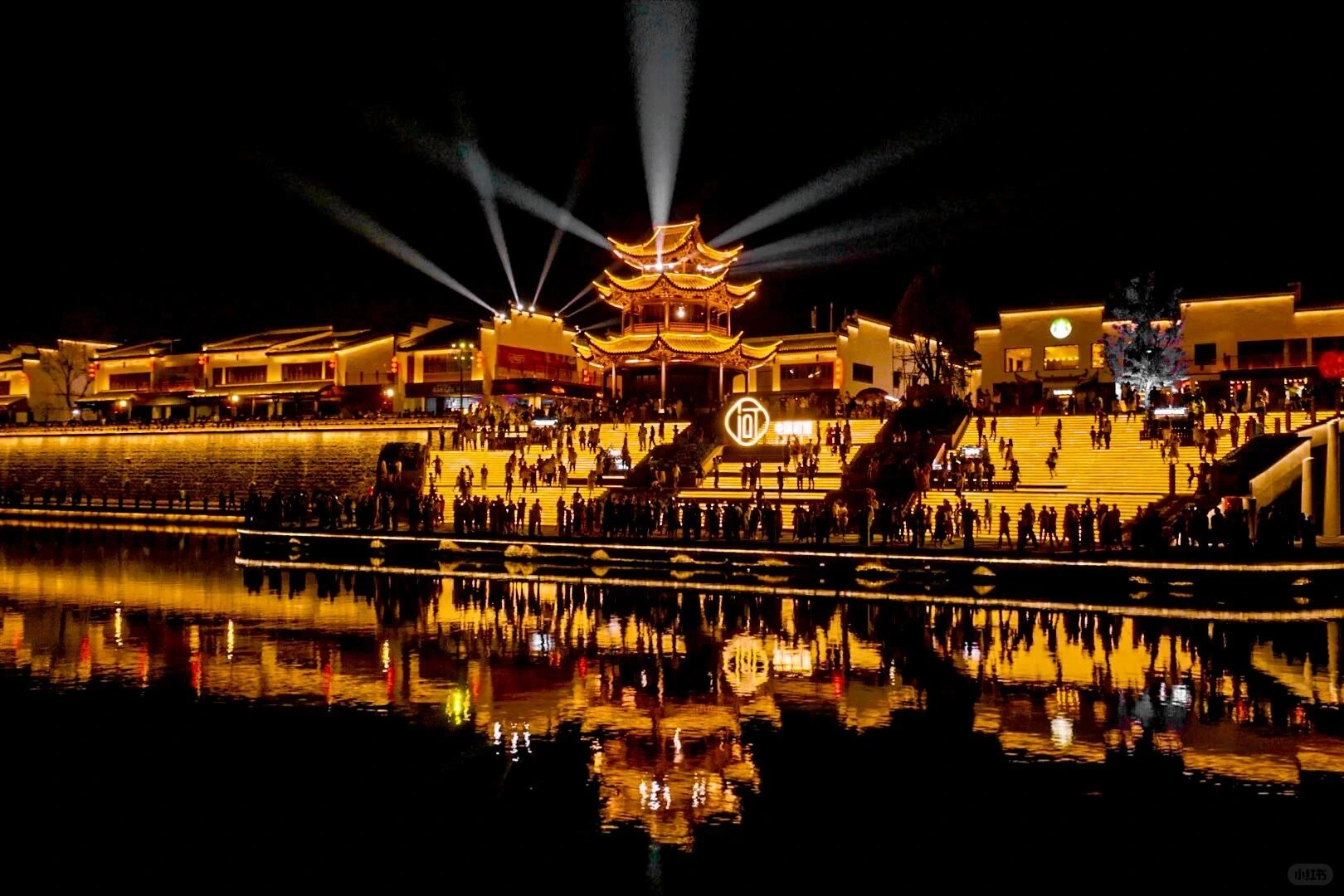 Riviergebied Sanjiangkou in Tunxi, verlicht paviljoen en plein aan het water bij nacht - Reisgids voor de Gele Bergen (Huangshan): beste routes, tips en reistijd 2026 - The China Journey Riviergebied Sanjiangkou in Tunxi, verlicht paviljoen en plein aan het water bij nacht - Reisgids voor de Gele Bergen (Huangshan): beste routes, tips en reistijd 2026 - The China Journey