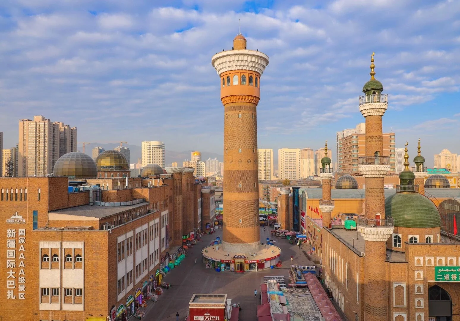 Urumçi Büyük Çarşı Simgesi – Xinjiang'ın bölgesel başkentinde İslami tarz minareler ve canlı pazar bölgesi - Xinjiang Seyahat Rehberi: En İyi Rotalar ve Yerler 2026 - Çin Yolculuğu Urumçi Büyük Çarşı Simgesi – Xinjiang'ın bölgesel başkentinde İslami tarz minareler ve canlı pazar bölgesi - Xinjiang Seyahat Rehberi: En İyi Rotalar ve Yerler 2026 - Çin Yolculuğu