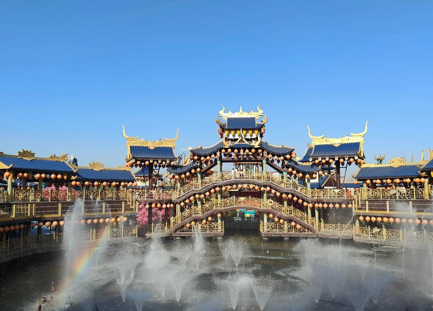 Parco panoramico del monte Wansui: ponti e padiglioni decorativi con fontane e arcobaleni in un parco a tema culturale - Guida di viaggio dell'Henan: i migliori itinerari per una prima visita 2026 - The China Journey Parco panoramico del monte Wansui: ponti e padiglioni decorativi con fontane e arcobaleni in un parco a tema culturale - Guida di viaggio dell'Henan: i migliori itinerari per una prima visita 2026 - The China Journey