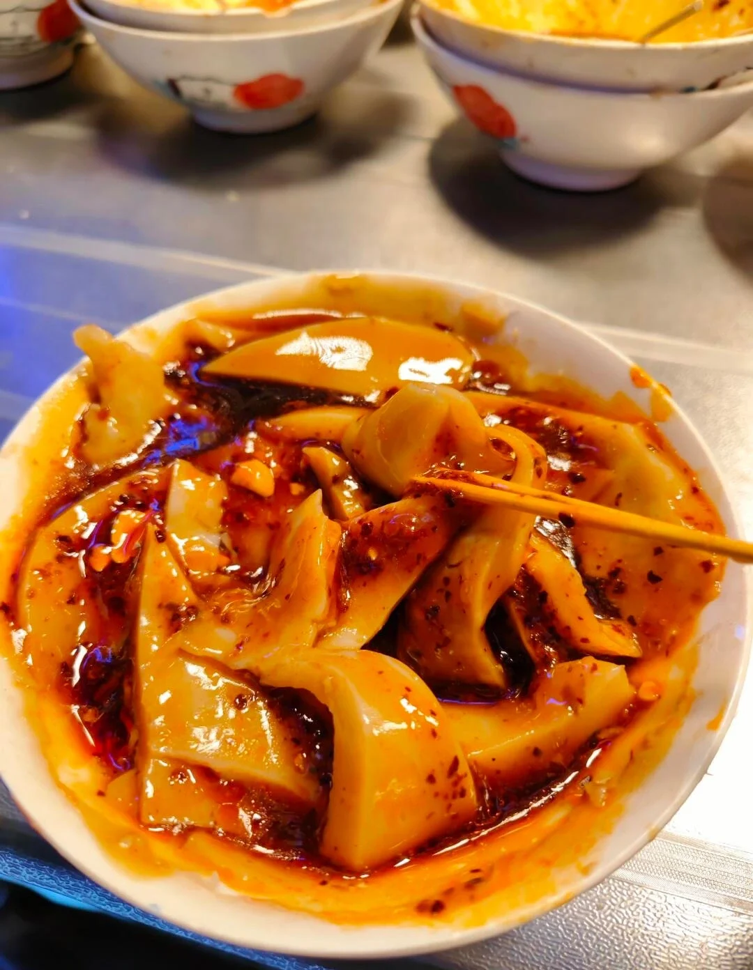 Spuntino wantuo dello Shanxi: wantuo tradizionale condito con olio al peperoncino e aglio, nello stile dello street food locale - Guida di viaggio dello Shanxi: itinerari, consigli e luoghi da non perdere 2026 - The China Journey Spuntino wantuo dello Shanxi: wantuo tradizionale condito con olio al peperoncino e aglio, nello stile dello street food locale - Guida di viaggio dello Shanxi: itinerari, consigli e luoghi da non perdere 2026 - The China Journey