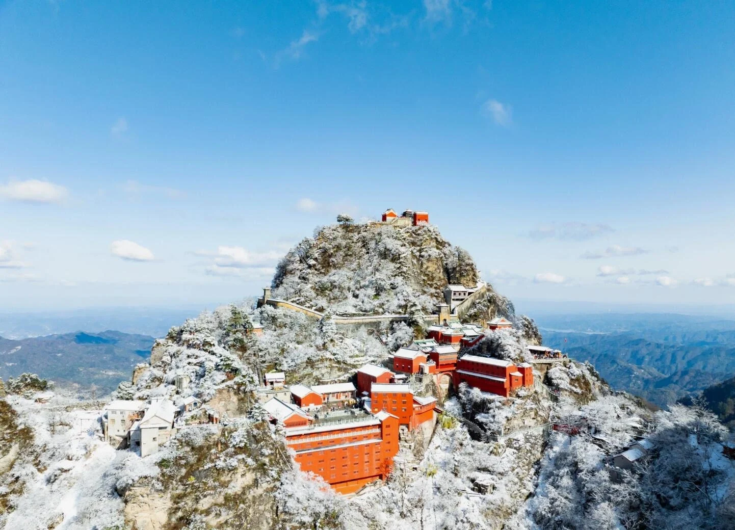 Kompleks Kuil Bersalji Gunung Wudang, kuil Taoisme purba dilitupi salji di puncak gunung di bawah langit biru cerah - Panduan Perjalanan Hubei: Laluan, Petua & Jadual Perjalanan 2026 - The China Journey Kompleks Kuil Bersalji Gunung Wudang, kuil Taoisme purba dilitupi salji di puncak gunung di bawah langit biru cerah - Panduan Perjalanan Hubei: Laluan, Petua & Jadual Perjalanan 2026 - The China Journey