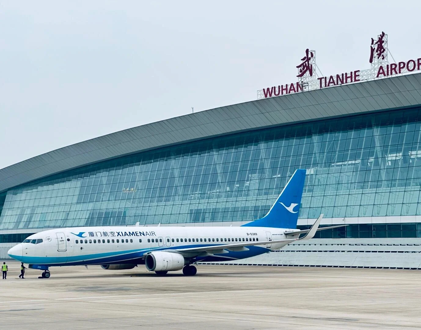 Bahagian Luar Terminal Lapangan Terbang Tianhe Wuhan, bangunan lapangan terbang moden dengan pesawat Xiamen Air di landasan hadapan terminal kaca - Panduan Perjalanan Hubei: Laluan, Petua & Jadual Perjalanan 2026 - The China Journey Bahagian Luar Terminal Lapangan Terbang Tianhe Wuhan, bangunan lapangan terbang moden dengan pesawat Xiamen Air di landasan hadapan terminal kaca - Panduan Perjalanan Hubei: Laluan, Petua & Jadual Perjalanan 2026 - The China Journey