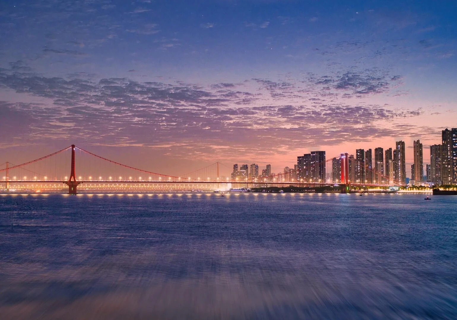 Langit Malam Jambatan Sungai Yangtze Wuhan Jambatan panjang bercahaya yang merentangi sungai dengan cahaya bandar yang terpantul pada air pada waktu senja - Berapa Hari di Wuhan? Tempoh Perjalanan Terbaik 2026 - The China Journey Langit Malam Jambatan Sungai Yangtze Wuhan Jambatan panjang bercahaya yang merentangi sungai dengan cahaya bandar yang terpantul pada air pada waktu senja - Berapa Hari di Wuhan? Tempoh Perjalanan Terbaik 2026 - The China Journey