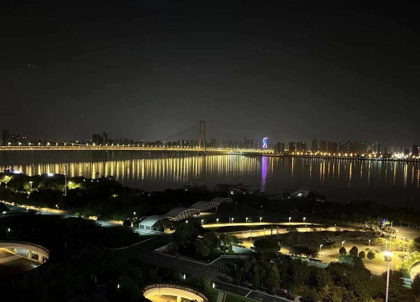 Wuhan Yangtze Nehri Gece Manzarası: Nehir kenarındaki park ışıklarıyla aydınlatılmış köprü ve şehir silüeti - Wuhan'da 7 Gün: 2026 İçin En İyi Derinlemesine Seyahat Planı - The China Journey Wuhan Yangtze Nehri Gece Manzarası: Nehir kenarındaki park ışıklarıyla aydınlatılmış köprü ve şehir silüeti - Wuhan'da 7 Gün: 2026 İçin En İyi Derinlemesine Seyahat Planı - The China Journey