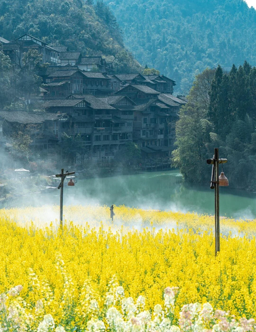 Wujiang Köyü'nün ilkbahar kır manzarası; sisli nehir ve geleneksel ahşap evlerin yanında açan sarı kolza çiçekleri - Guizhou Gezi Rehberi: Rotalar, İpuçları ve Gezi Planları 2026 - The China Journey Wujiang Köyü'nün ilkbahar kır manzarası; sisli nehir ve geleneksel ahşap evlerin yanında açan sarı kolza çiçekleri - Guizhou Gezi Rehberi: Rotalar, İpuçları ve Gezi Planları 2026 - The China Journey