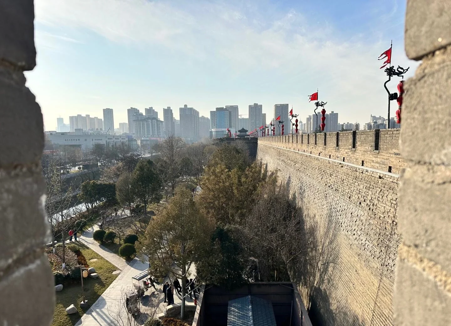 Udsigt over Xi'ans gamle bymur – historisk bymur fra Ming-perioden med udsigt over parkland og Xi'ans moderne skyline - Shaanxi Rejseguide: Bedste steder og rejseplaner 2026 - The China Journey Udsigt over Xi'ans gamle bymur – historisk bymur fra Ming-perioden med udsigt over parkland og Xi'ans moderne skyline - Shaanxi Rejseguide: Bedste steder og rejseplaner 2026 - The China Journey