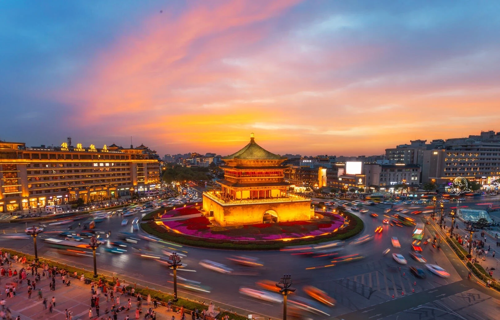 Xi'ans klokketårn ved solnedgang – oplyst historisk klokketårn omgivet af en travl rundkørsel under en farverig aftenhimmel - Shaanxi Rejseguide: Bedste steder og rejseplaner 2026 - The China Journey Xi'ans klokketårn ved solnedgang – oplyst historisk klokketårn omgivet af en travl rundkørsel under en farverig aftenhimmel - Shaanxi Rejseguide: Bedste steder og rejseplaner 2026 - The China Journey