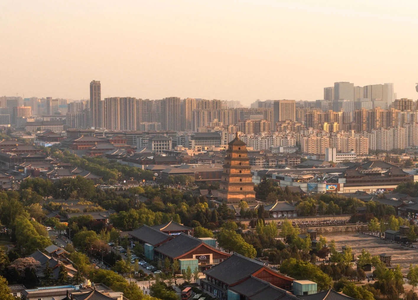 Den Store Vildgåsepagode i Xi'an – gammel buddhistisk pagode over et historisk tempelkompleks og byens moderne skyline - Shaanxi Rejseguide: Bedste steder og rejseplaner 2026 - The China Journey Den Store Vildgåsepagode i Xi'an – gammel buddhistisk pagode over et historisk tempelkompleks og byens moderne skyline - Shaanxi Rejseguide: Bedste steder og rejseplaner 2026 - The China Journey