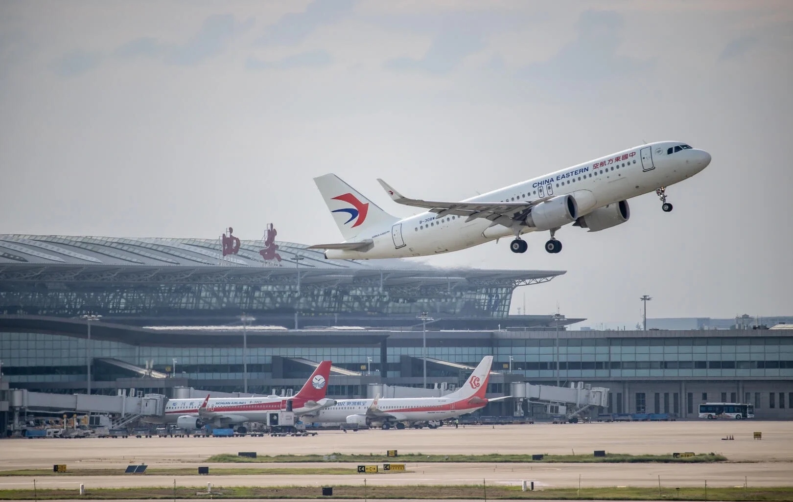 Fly letter fra Xi'an Xianyang Internationale Lufthavn – China Eastern-fly forlader landingsbanen med terminalbygninger i Shaanxis luftfartsknudepunkt - Shaanxi Rejseguide: Bedste steder og rejseplaner 2026 - The China Journey Fly letter fra Xi'an Xianyang Internationale Lufthavn – China Eastern-fly forlader landingsbanen med terminalbygninger i Shaanxis luftfartsknudepunkt - Shaanxi Rejseguide: Bedste steder og rejseplaner 2026 - The China Journey