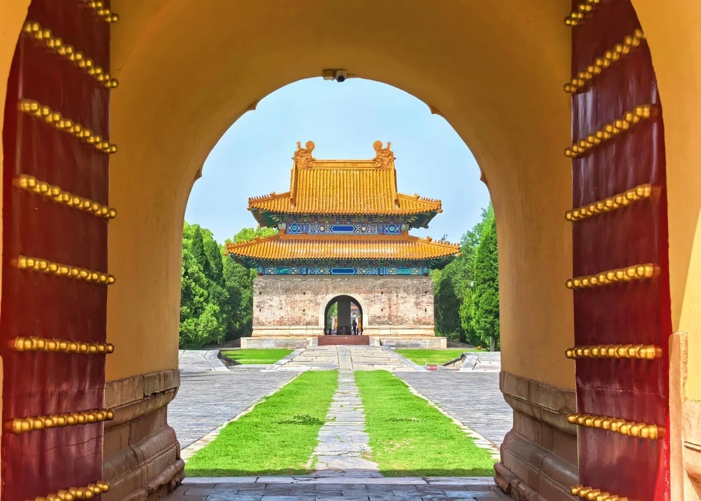 Makam Diraja Xianling Dinasti Ming, pintu makam diraja purba dibingkai pintu merah dan halaman seni bina tradisional Cina - Panduan Perjalanan Hubei: Laluan, Petua & Jadual Perjalanan 2026 - The China Journey Makam Diraja Xianling Dinasti Ming, pintu makam diraja purba dibingkai pintu merah dan halaman seni bina tradisional Cina - Panduan Perjalanan Hubei: Laluan, Petua & Jadual Perjalanan 2026 - The China Journey