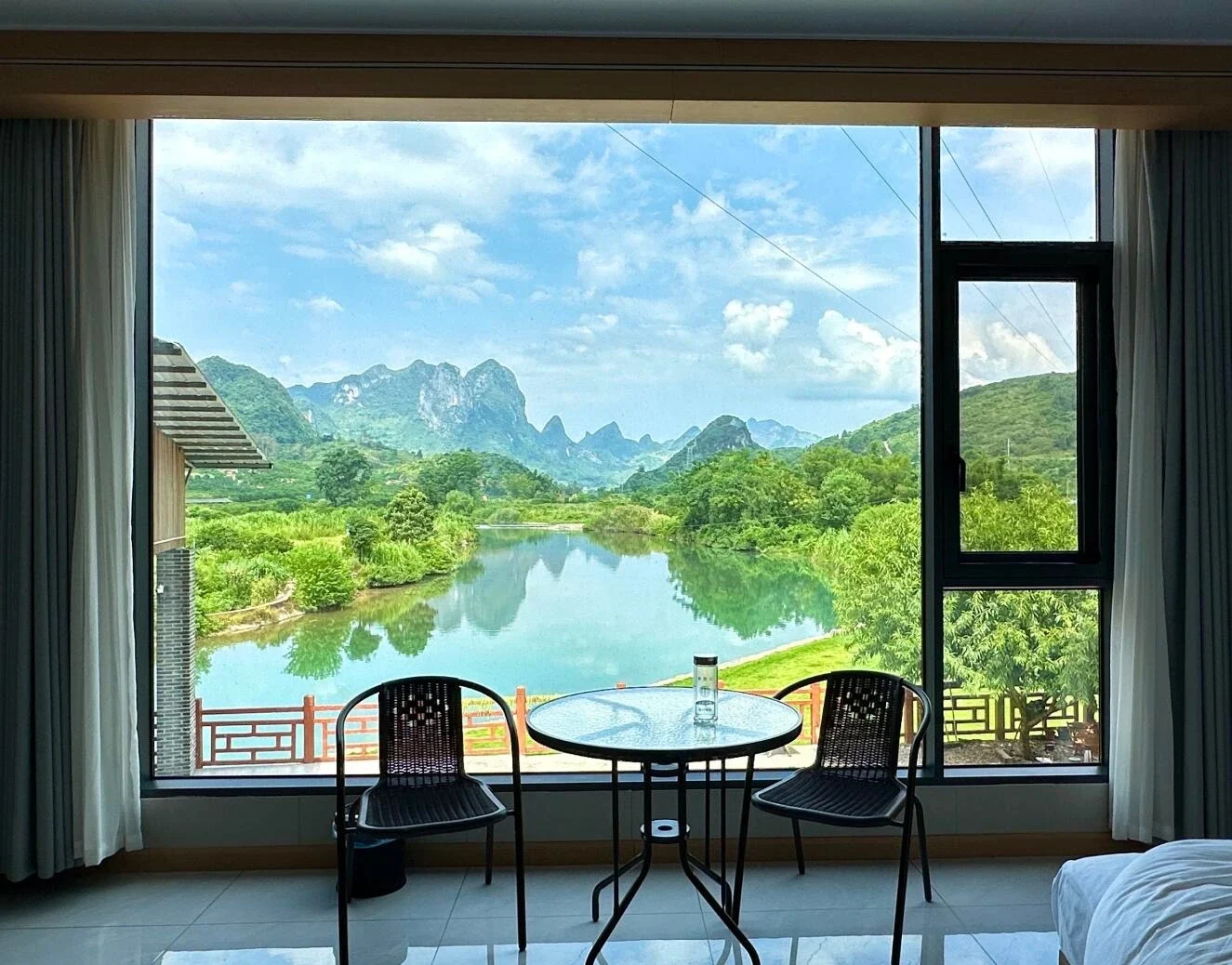 Xingping nehir kıyısı otel görünümü; Guilin'de sakin nehir ve yemyeşil karst dağlarına bakan pencereli rahat oda - Guangxi Seyahat Rehberi: En İyi Rotalar, İpuçları ve Gezi Planları 2026 - The China Journey Xingping nehir kıyısı otel görünümü; Guilin'de sakin nehir ve yemyeşil karst dağlarına bakan pencereli rahat oda - Guangxi Seyahat Rehberi: En İyi Rotalar, İpuçları ve Gezi Planları 2026 - The China Journey
