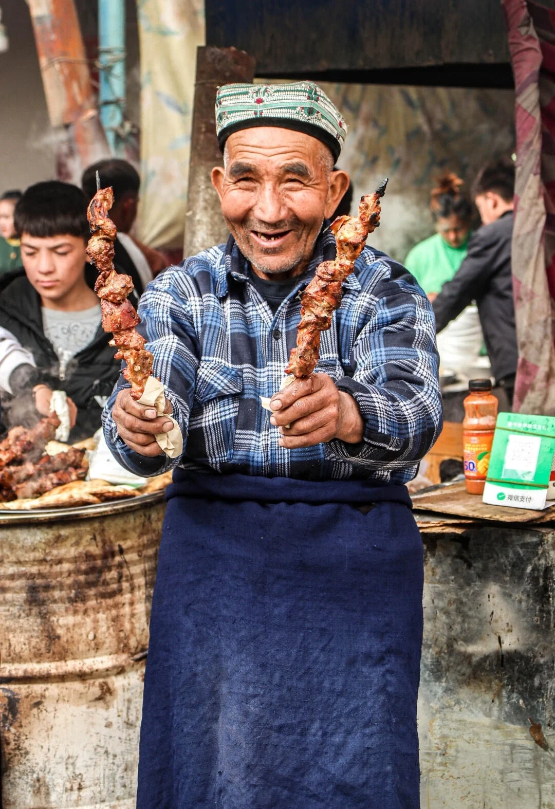 Xinjiang Sokak Yemeği Kuzu Şişleri – canlı pazar tezgâhında geleneksel kebap pişiren yerel Uygur satıcı - Xinjiang Seyahat Rehberi: En İyi Rotalar ve Yerler 2026 - Çin Yolculuğu Xinjiang Sokak Yemeği Kuzu Şişleri – canlı pazar tezgâhında geleneksel kebap pişiren yerel Uygur satıcı - Xinjiang Seyahat Rehberi: En İyi Rotalar ve Yerler 2026 - Çin Yolculuğu