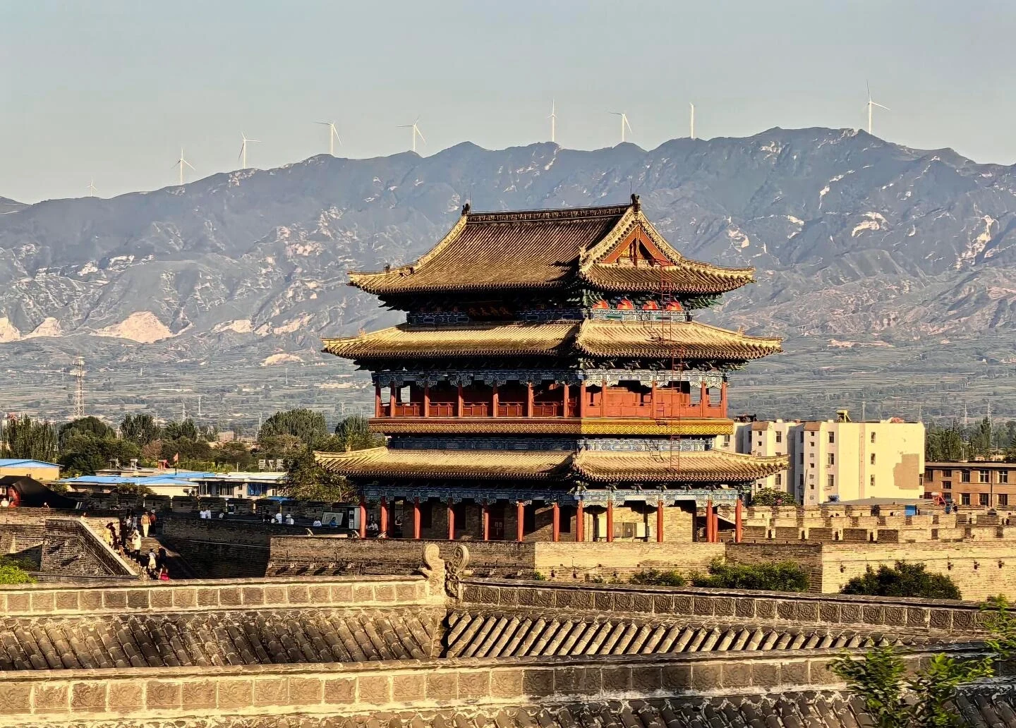 Torre della Porta della Città Antica di Xinzhou. Storiche mura fortificate con padiglione tradizionale sullo sfondo delle montagne nello Shanxi, Cina - Guida di viaggio dello Shanxi: itinerari, consigli e luoghi da non perdere 2026 - The China Journey Torre della Porta della Città Antica di Xinzhou. Storiche mura fortificate con padiglione tradizionale sullo sfondo delle montagne nello Shanxi, Cina - Guida di viaggio dello Shanxi: itinerari, consigli e luoghi da non perdere 2026 - The China Journey