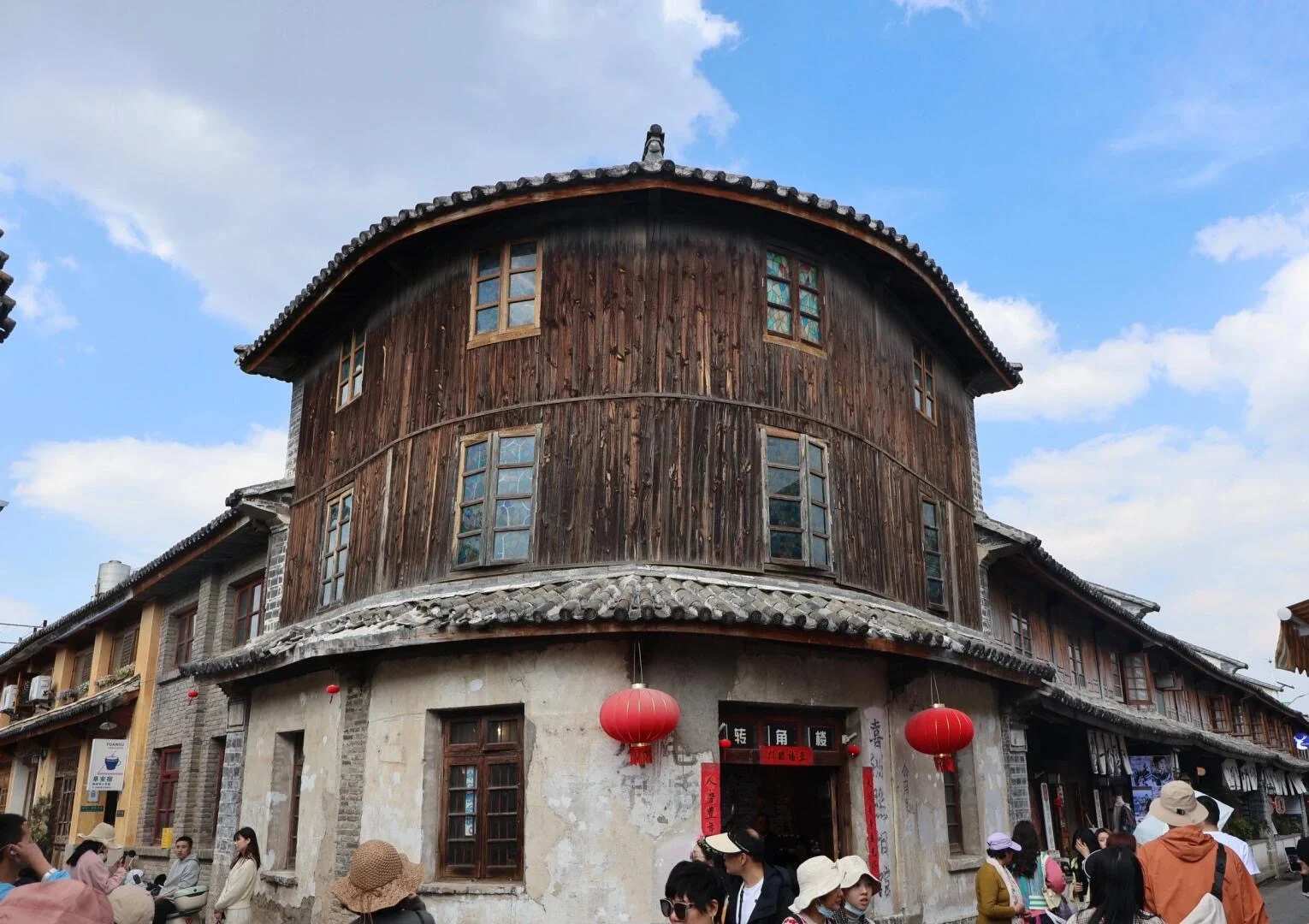 Seni bina Bandar Lama Xizhou – rumah kayu bersejarah dengan tanglung merah di kampung tradisional etnik Bai - Panduan Perjalanan Yunnan: Laluan & Tempat Terbaik 2026 - The China Journey Seni bina Bandar Lama Xizhou – rumah kayu bersejarah dengan tanglung merah di kampung tradisional etnik Bai - Panduan Perjalanan Yunnan: Laluan & Tempat Terbaik 2026 - The China Journey