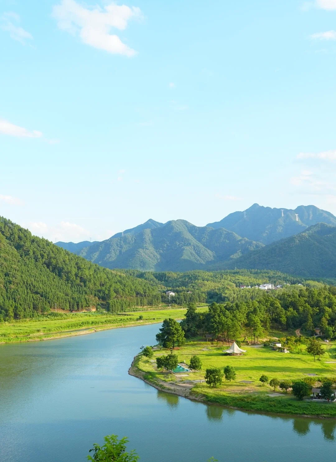 Paesaggio estivo della valle fluviale di Xuancheng Fiume tranquillo che serpeggia tra montagne verdi e campagna sotto un cielo azzurro limpido - Guida di viaggio dell'Anhui: itinerari, consigli e percorsi 2026 - The China Journey Paesaggio estivo della valle fluviale di Xuancheng Fiume tranquillo che serpeggia tra montagne verdi e campagna sotto un cielo azzurro limpido - Guida di viaggio dell'Anhui: itinerari, consigli e percorsi 2026 - The China Journey
