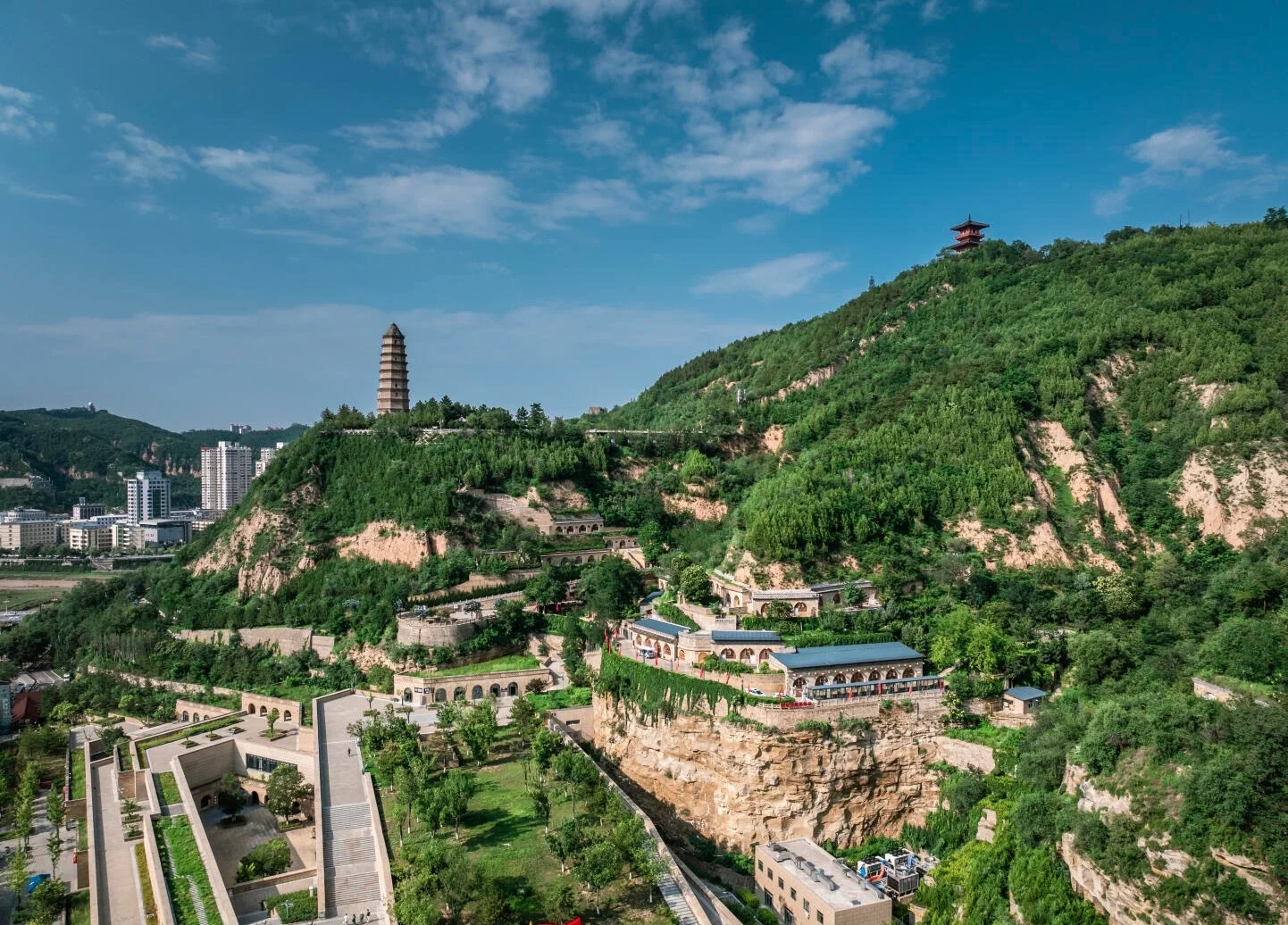 Pagodebakken i Yan'an – historisk pagode med udsigt over Yan'an og terrasserede bjergskråninger i Shaanxi - Shaanxi Rejseguide: Bedste steder og rejseplaner 2026 - The China Journey Pagodebakken i Yan'an – historisk pagode med udsigt over Yan'an og terrasserede bjergskråninger i Shaanxi - Shaanxi Rejseguide: Bedste steder og rejseplaner 2026 - The China Journey