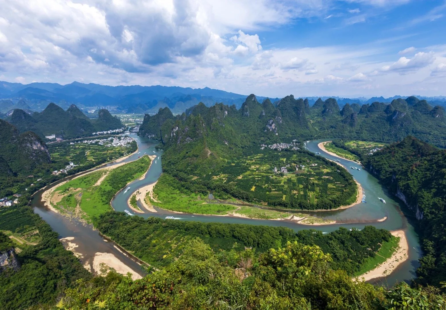 Yangshuo karst dağları panoraması; simgesel Guangxi manzarasını oluşturan kıvrımlı nehir ve yemyeşil tepelerin havadan görünümü - Guangxi Seyahat Rehberi: En İyi Rotalar, İpuçları ve Gezi Planları 2026 - The China Journey Yangshuo karst dağları panoraması; simgesel Guangxi manzarasını oluşturan kıvrımlı nehir ve yemyeşil tepelerin havadan görünümü - Guangxi Seyahat Rehberi: En İyi Rotalar, İpuçları ve Gezi Planları 2026 - The China Journey