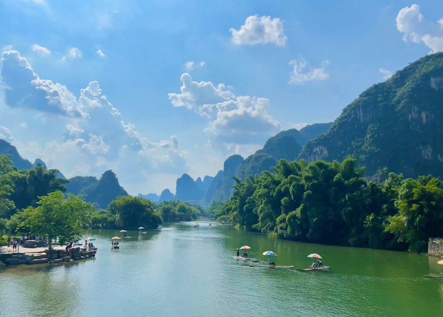 Yangshuo Yulong Nehri manzara tekneleri; bambu ormanları ve karst dağlarıyla çevrili zümrüt nehirde süzülen küçük tekneler - Guangxi Seyahat Rehberi: En İyi Rotalar, İpuçları ve Gezi Planları 2026 - The China Journey Yangshuo Yulong Nehri manzara tekneleri; bambu ormanları ve karst dağlarıyla çevrili zümrüt nehirde süzülen küçük tekneler - Guangxi Seyahat Rehberi: En İyi Rotalar, İpuçları ve Gezi Planları 2026 - The China Journey