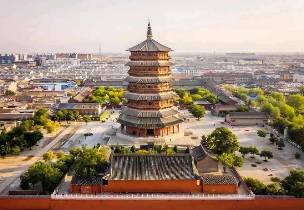 Pagoda di legno di Yingxian: punto di riferimento storico. Pagoda di legno a più piani circondata da edifici tradizionali nella provincia dello Shanxi - Guida di viaggio dello Shanxi: itinerari, consigli e luoghi da non perdere 2026 - The China Journey Pagoda di legno di Yingxian: punto di riferimento storico. Pagoda di legno a più piani circondata da edifici tradizionali nella provincia dello Shanxi - Guida di viaggio dello Shanxi: itinerari, consigli e luoghi da non perdere 2026 - The China Journey