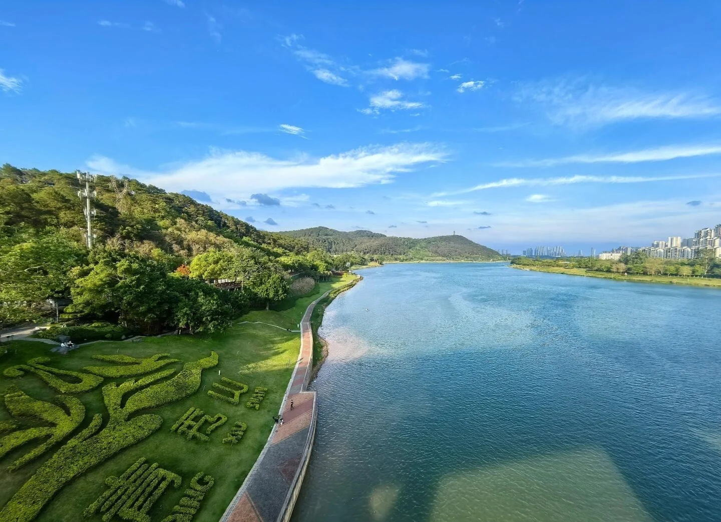 Yongjiang Nehri kıyı parkı; Nanning sahilinde yeşillik ve modern şehir silüetiyle manzaralı nehir kıyısı yürüyüş yolu - Guangxi Seyahat Rehberi: En İyi Rotalar, İpuçları ve Gezi Planları 2026 - The China Journey Yongjiang Nehri kıyı parkı; Nanning sahilinde yeşillik ve modern şehir silüetiyle manzaralı nehir kıyısı yürüyüş yolu - Guangxi Seyahat Rehberi: En İyi Rotalar, İpuçları ve Gezi Planları 2026 - The China Journey