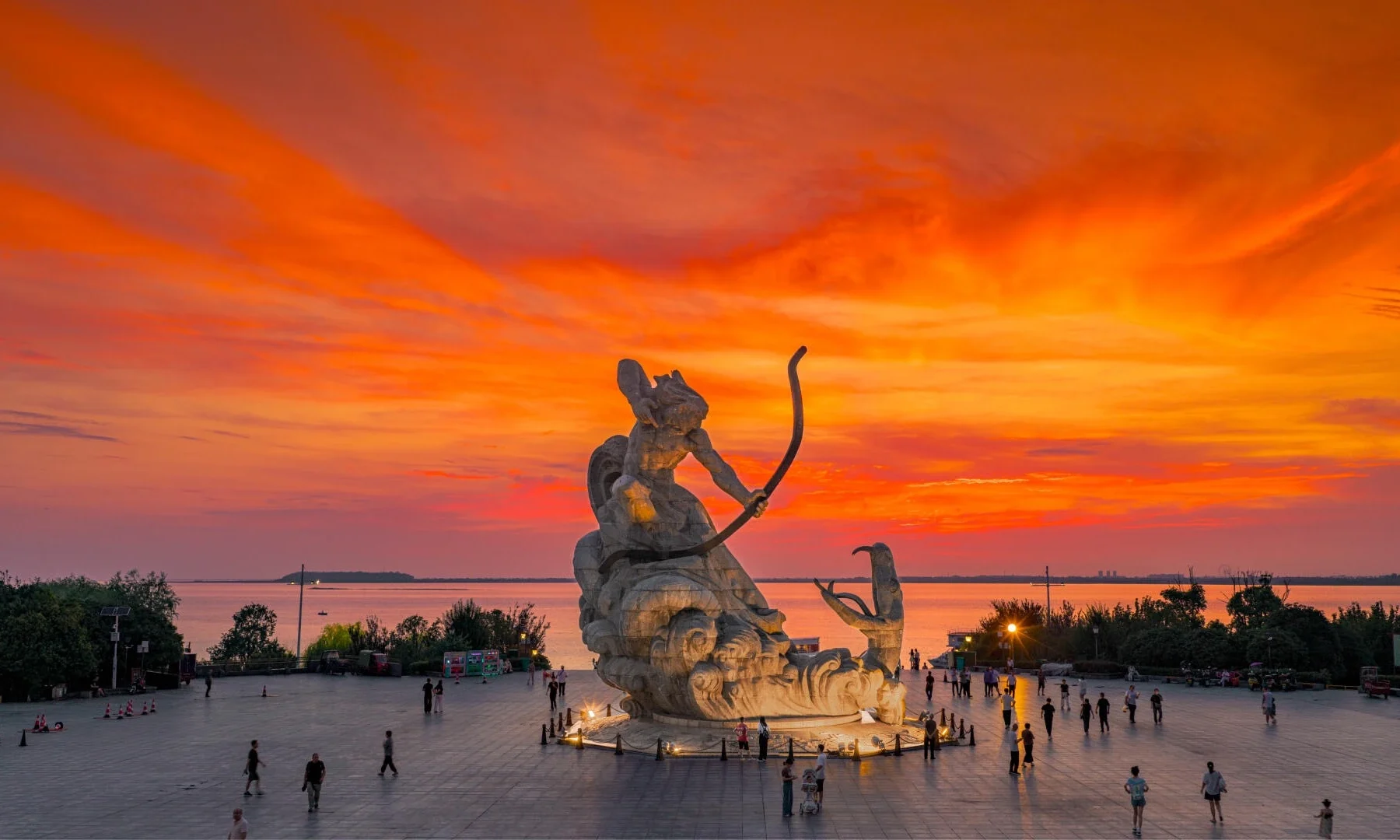 Standbeeld aan Dongting Lake in Yueyang bij zonsondergang, dramatische oranje hemel boven een sculptuur aan het meer en de schilderachtige waterkant in Hunan - Reisgids voor Hunan: routes, tips en reisplannen 2026 - The China Journey Standbeeld aan Dongting Lake in Yueyang bij zonsondergang, dramatische oranje hemel boven een sculptuur aan het meer en de schilderachtige waterkant in Hunan - Reisgids voor Hunan: routes, tips en reisplannen 2026 - The China Journey
