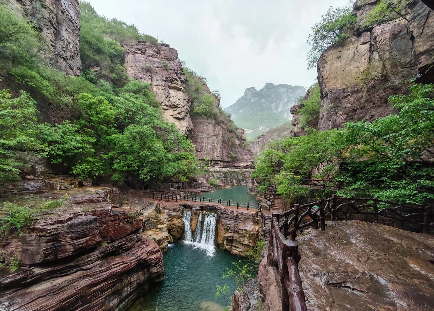 Gola di pietra rossa del monte Yuntai: canyon panoramico con cascate, piscine cristalline e aspre formazioni rocciose rosse - Guida di viaggio dell'Henan: i migliori itinerari per una prima visita 2026 - The China Journey Gola di pietra rossa del monte Yuntai: canyon panoramico con cascate, piscine cristalline e aspre formazioni rocciose rosse - Guida di viaggio dell'Henan: i migliori itinerari per una prima visita 2026 - The China Journey