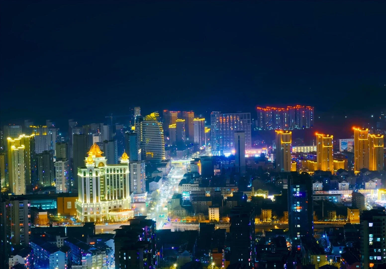 Nachtelijke skyline van Zhangjiakou met verlichte gebouwen en levendige straten die het moderne stadsbeeld van Hebei tonen - Reisgids voor Hebei: beste routes buiten Beijing 2026 - The China Journey Nachtelijke skyline van Zhangjiakou met verlichte gebouwen en levendige straten die het moderne stadsbeeld van Hebei tonen - Reisgids voor Hebei: beste routes buiten Beijing 2026 - The China Journey