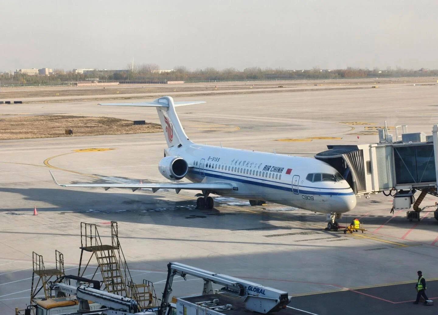 Air China-vliegtuig op de internationale luchthaven Zhengding, geparkeerd bij de terminal met grondvoertuigen - Reisgids voor Hebei: beste routes buiten Beijing 2026 - The China Journey Air China-vliegtuig op de internationale luchthaven Zhengding, geparkeerd bij de terminal met grondvoertuigen - Reisgids voor Hebei: beste routes buiten Beijing 2026 - The China Journey