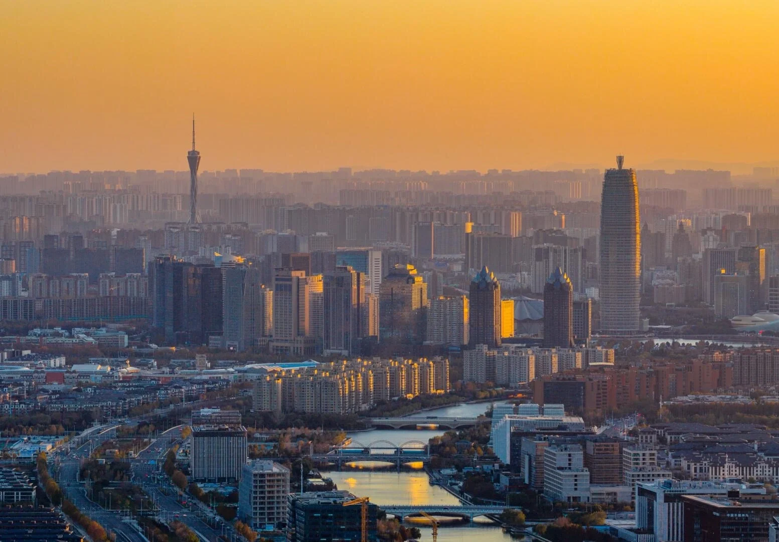 Winterliche Skyline von Zhengzhou: moderne Hochhäuser und Flussbrücken leuchten im warmen Licht des Sonnenuntergangs – Zhengzhou-Reiseführer: Shaolin, Essen & Tipps 2026 – The China Journey Winterliche Skyline von Zhengzhou: moderne Hochhäuser und Flussbrücken leuchten im warmen Licht des Sonnenuntergangs – Zhengzhou-Reiseführer: Shaolin, Essen & Tipps 2026 – The China Journey