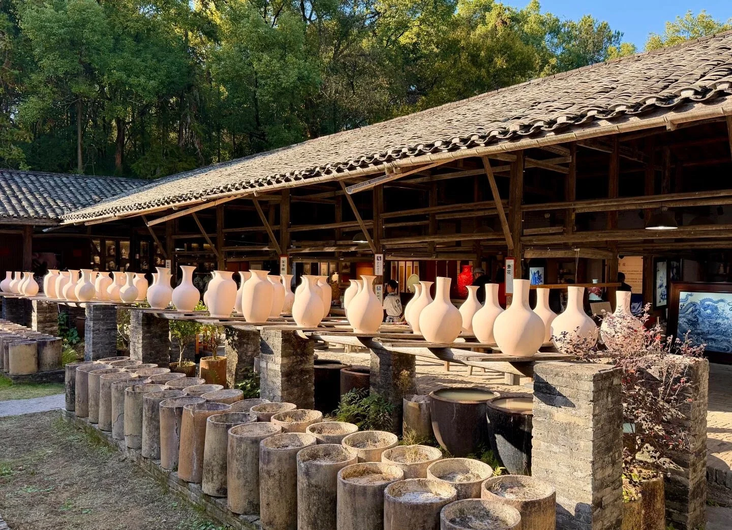 Ancient Kiln Folk Custom Expo i Jingdezhen med traditionelt værksted, håndlavede porcelænsgenstande og historisk ovnproduktion - Jingdezhen rejseguide: Keramik, markeder og tips 2026 - The China Journey Ancient Kiln Folk Custom Expo i Jingdezhen med traditionelt værksted, håndlavede porcelænsgenstande og historisk ovnproduktion - Jingdezhen rejseguide: Keramik, markeder og tips 2026 - The China Journey