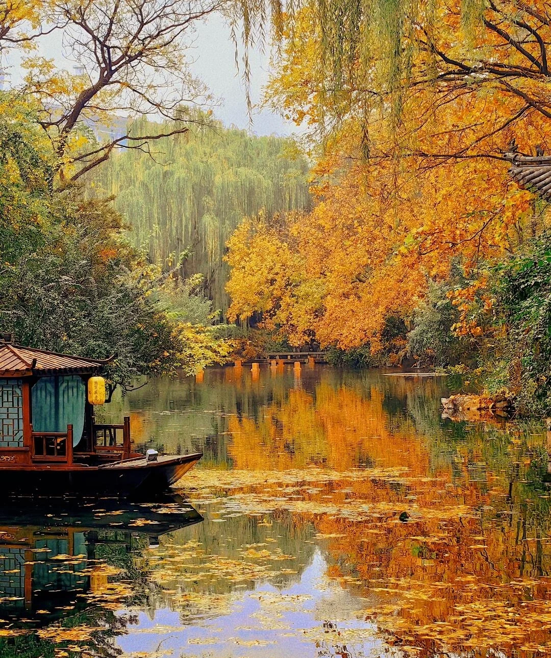 Efterårsrefleksion ved Baotu Spring, gyldent løv spejlet i roligt vand med traditionel båd og havelandskab - Jinan rejseguide: Bedste rejseplan og tips 2026 - The China Journey Efterårsrefleksion ved Baotu Spring, gyldent løv spejlet i roligt vand med traditionel båd og havelandskab - Jinan rejseguide: Bedste rejseplan og tips 2026 - The China Journey