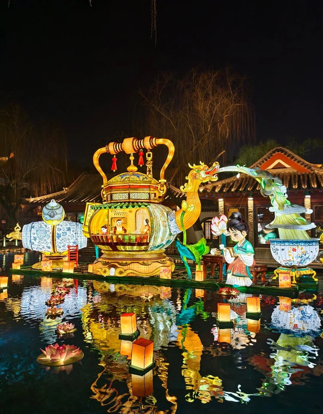 Lantern Festival om aftenen ved Baotu Spring, farverige oplyste lanterneinstallationer spejlet i vandet ved en levende kulturbegivenhed - Jinan rejseguide: Bedste rejseplan og tips 2026 - The China Journey Lantern Festival om aftenen ved Baotu Spring, farverige oplyste lanterneinstallationer spejlet i vandet ved en levende kulturbegivenhed - Jinan rejseguide: Bedste rejseplan og tips 2026 - The China Journey