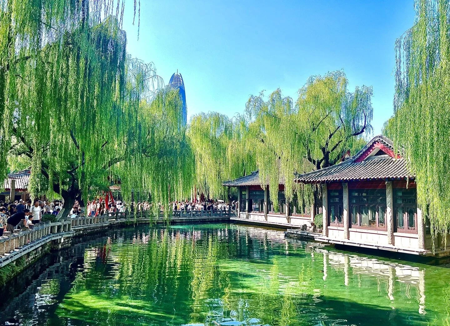 Gårdscene med piletræer ved Baotu Spring, klart smaragdgrønt vand omgivet af piletræer og traditionelle bygninger med turister i Jinan - Jinan rejseguide: Bedste rejseplan og tips 2026 - The China Journey Gårdscene med piletræer ved Baotu Spring, klart smaragdgrønt vand omgivet af piletræer og traditionelle bygninger med turister i Jinan - Jinan rejseguide: Bedste rejseplan og tips 2026 - The China Journey