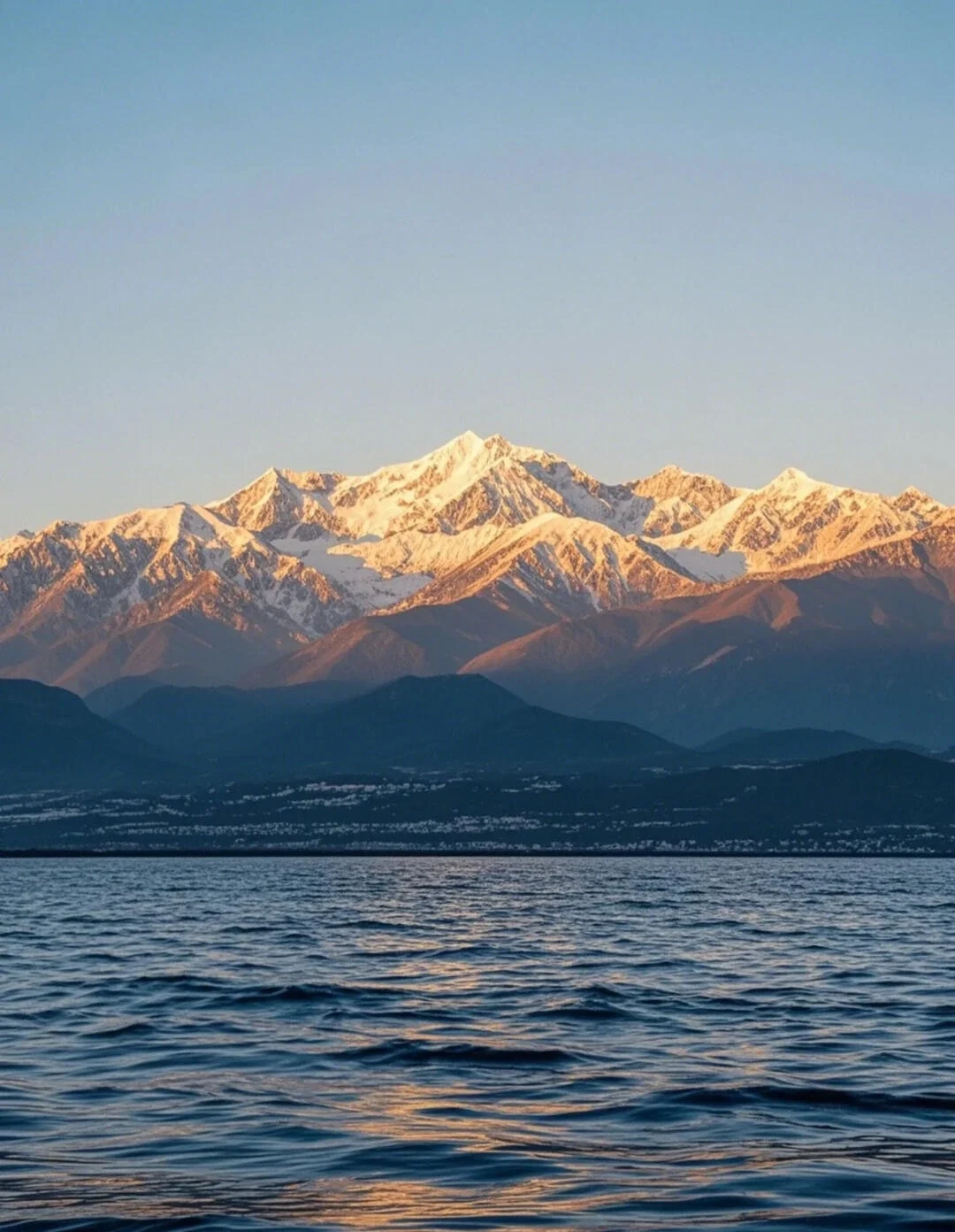Zonsopkomst boven Erhai met Cangshan, waarbij goud zonlicht de besneeuwde bergketen verlicht en weerspiegelt in het kalme meer - Reisgids voor Dali: beste routes en tips 2026 - The China Journey Zonsopkomst boven Erhai met Cangshan, waarbij goud zonlicht de besneeuwde bergketen verlicht en weerspiegelt in het kalme meer - Reisgids voor Dali: beste routes en tips 2026 - The China Journey