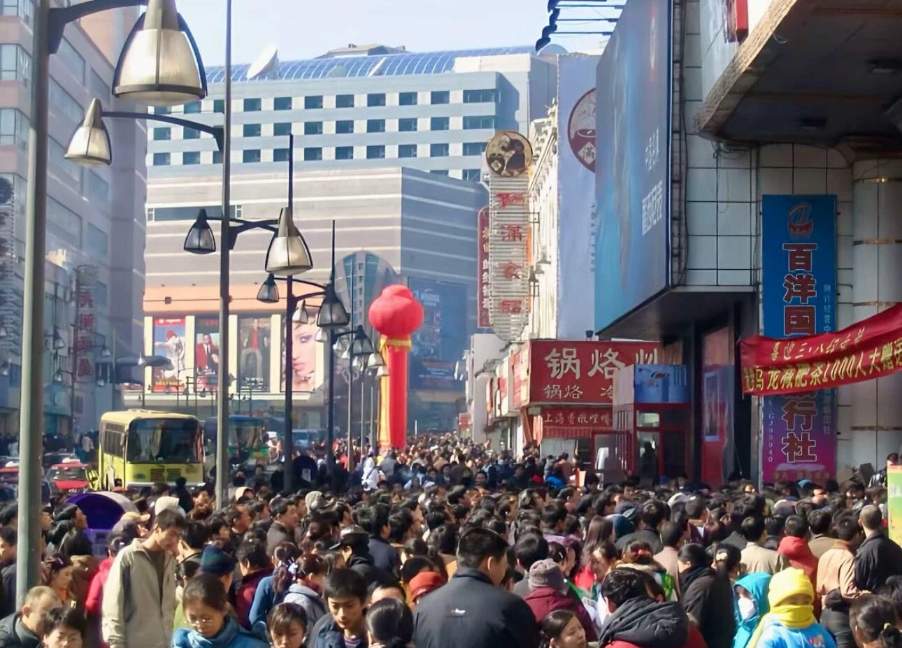Calle comercial Changchun Chongqing Road: multitud de gente. Calle peatonal llena de tiendas locales, letreros de escaparates y ambiente comercial urbano durante el día. - 3 días en Chongqing: el mejor itinerario para quienes visitan la ciudad por primera vez (2026) - The China Journey Calle comercial Changchun Chongqing Road: multitud de gente. Calle peatonal llena de tiendas locales, letreros de escaparates y ambiente comercial urbano durante el día. - 3 días en Chongqing: el mejor itinerario para quienes visitan la ciudad por primera vez (2026) - The China Journey