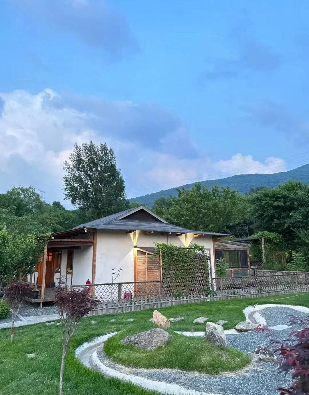 Tuinzicht bij een homestay op het platteland rond Changchun – Gezellig modern huisje met aangelegde tuin in een weelderig groene omgeving - Reisgids Changchun: geschiedenis, parken & tips 2026 - The China Journey Tuinzicht bij een homestay op het platteland rond Changchun – Gezellig modern huisje met aangelegde tuin in een weelderig groene omgeving - Reisgids Changchun: geschiedenis, parken & tips 2026 - The China Journey