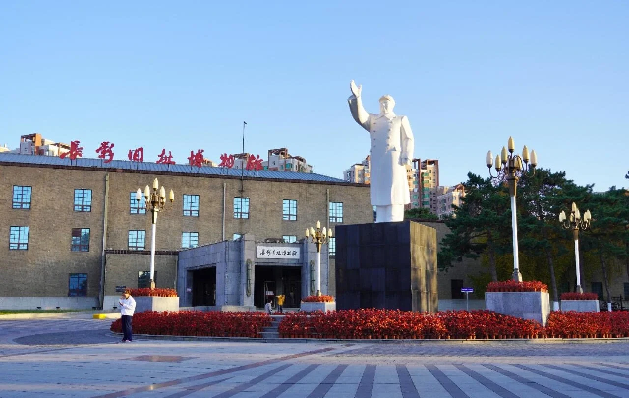 Ingang van het Museum van de Changchun Filmstudio – Historisch filmstudiogebouw met een standbeeld dat het filmerfgoed en culturele belang weerspiegelt - Reisgids Changchun: geschiedenis, parken & tips 2026 - The China Journey Ingang van het Museum van de Changchun Filmstudio – Historisch filmstudiogebouw met een standbeeld dat het filmerfgoed en culturele belang weerspiegelt - Reisgids Changchun: geschiedenis, parken & tips 2026 - The China Journey