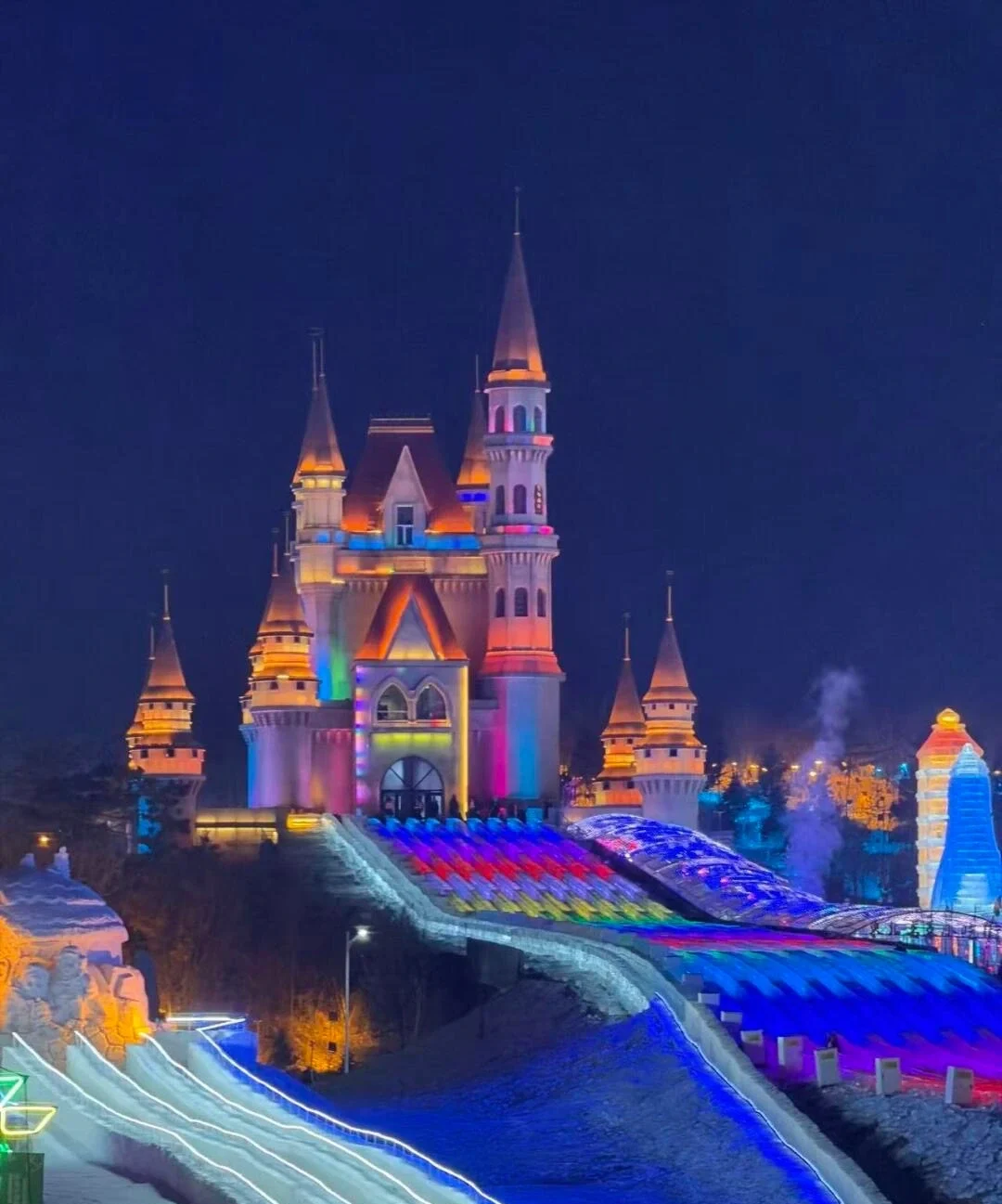 Changchun Buz ve Kar Dünyası Kalesi: Parlak ışıklarla süslenmiş renkli buz kalesi ve kaydırakları, geceleri büyülü bir kış festivali manzarası oluşturuyor - Harbin'de Nerede Kalınır: En İyi Bölgeler ve Oteller 2026 - The China Journey Changchun Buz ve Kar Dünyası Kalesi: Parlak ışıklarla süslenmiş renkli buz kalesi ve kaydırakları, geceleri büyülü bir kış festivali manzarası oluşturuyor - Harbin'de Nerede Kalınır: En İyi Bölgeler ve Oteller 2026 - The China Journey