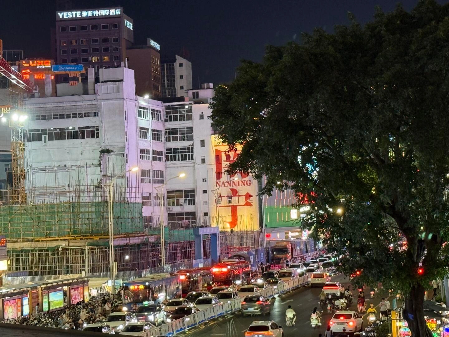 Nächtlicher Verkehr am Chaoyang-Platz mit belebter Innenstadtstraße, Autos, Lichtern und Gebäuden im lebhaften Nachtleben Nannings - Nanning-Reiseführer: Lohnt sich ein Besuch? 2026 - The China Journey Nächtlicher Verkehr am Chaoyang-Platz mit belebter Innenstadtstraße, Autos, Lichtern und Gebäuden im lebhaften Nachtleben Nannings - Nanning-Reiseführer: Lohnt sich ein Besuch? 2026 - The China Journey