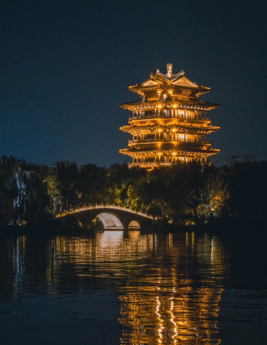 Natlig spejling af pavillonen ved Daming Lake, oplyst historisk tårn og buet bro spejlet i roligt vand - Jinan rejseguide: Bedste rejseplan og tips 2026 - The China Journey Natlig spejling af pavillonen ved Daming Lake, oplyst historisk tårn og buet bro spejlet i roligt vand - Jinan rejseguide: Bedste rejseplan og tips 2026 - The China Journey
