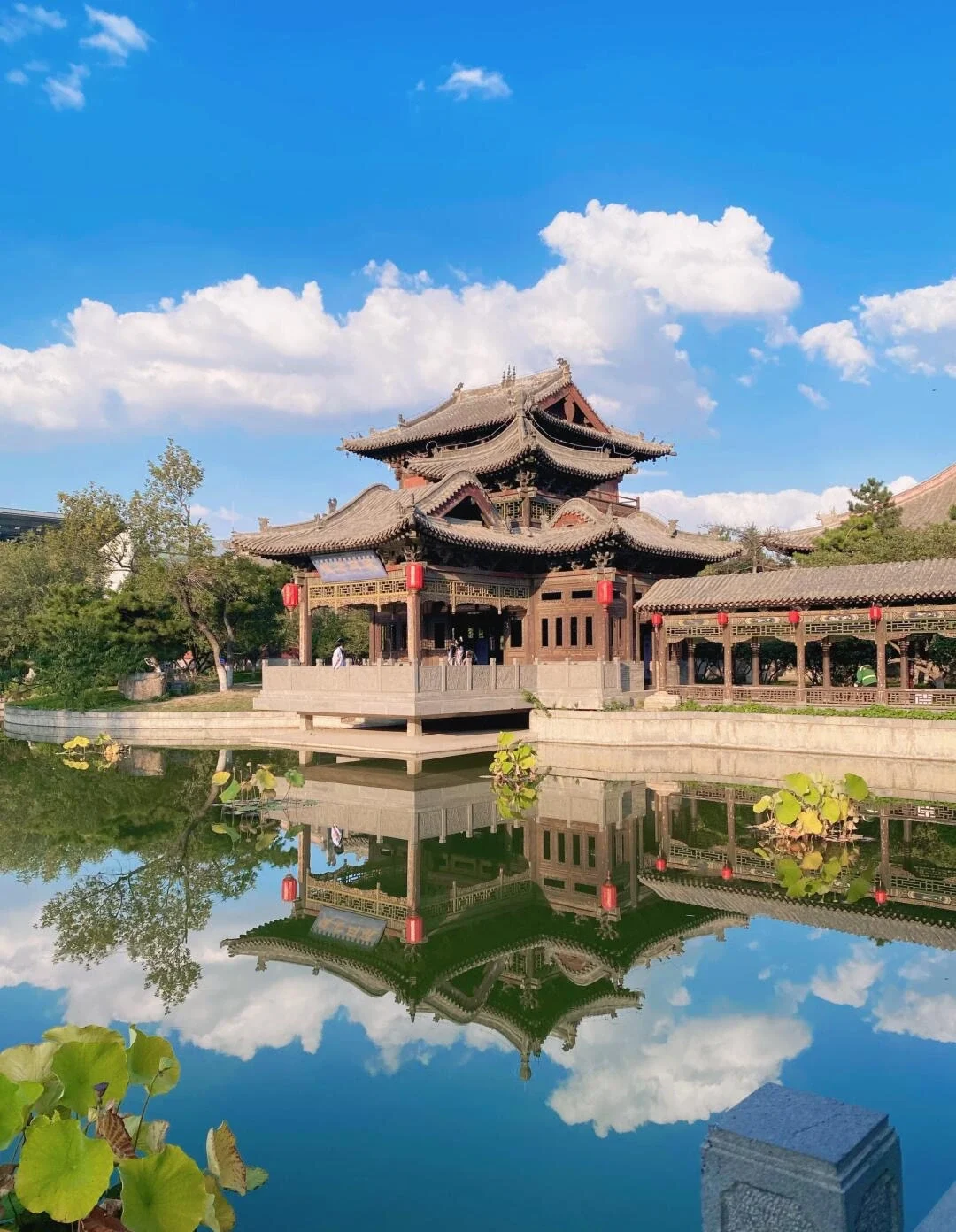 Efterårspavillon i Datongs gamle by, traditionel kinesisk pavillon spejlet i roligt vand med blå himmel, skyer og fredelig have - Rejseguide til Datong: De bedste oplevelser i 2026 2026 - The China Journey Efterårspavillon i Datongs gamle by, traditionel kinesisk pavillon spejlet i roligt vand med blå himmel, skyer og fredelig have - Rejseguide til Datong: De bedste oplevelser i 2026 2026 - The China Journey