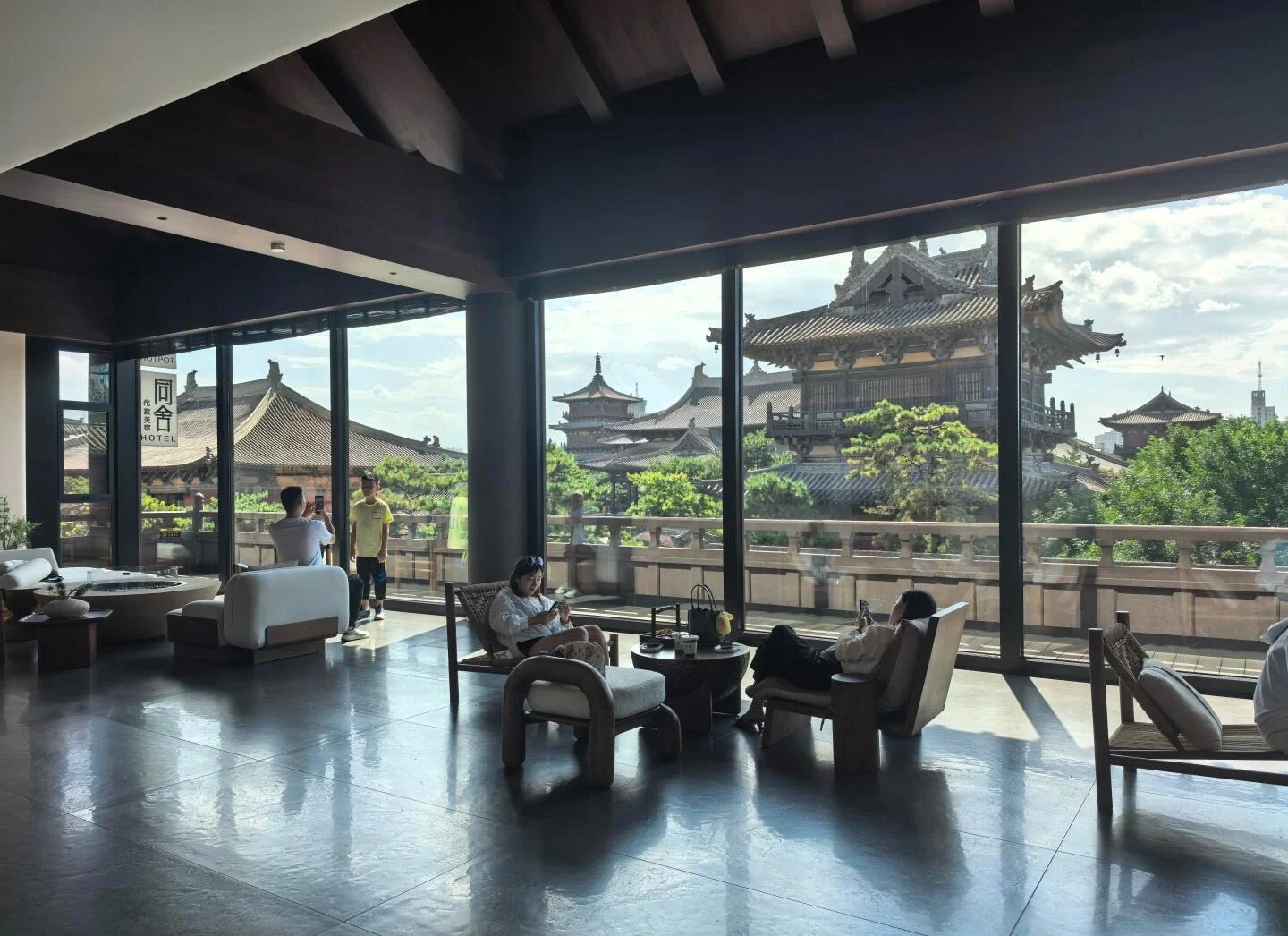 Interiør i et boutiquehotel i Datong, moderne lounge med store vinduer mod traditionelle tage, der blander komfort og historisk arkitektur - Rejseguide til Datong: De bedste oplevelser i 2026 2026 - The China Journey Interiør i et boutiquehotel i Datong, moderne lounge med store vinduer mod traditionelle tage, der blander komfort og historisk arkitektur - Rejseguide til Datong: De bedste oplevelser i 2026 2026 - The China Journey