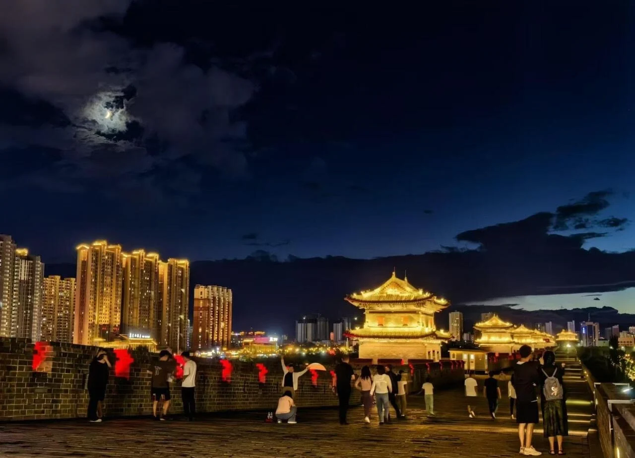Sommerlig aftentur på Datongs bymur med besøgende på oplyste gamle mure, glødende tårne og livlig sommernatskyline - Rejseguide til Datong: De bedste oplevelser i 2026 2026 - The China Journey Sommerlig aftentur på Datongs bymur med besøgende på oplyste gamle mure, glødende tårne og livlig sommernatskyline - Rejseguide til Datong: De bedste oplevelser i 2026 2026 - The China Journey