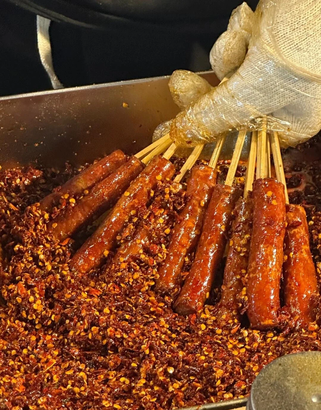Dongguashan-pølse Krydret grillet Changsha-pølse overtrukket med chiliflager - Hvad skal man spise i Changsha: Lokal madguide 2026 - The China Journey Dongguashan-pølse Krydret grillet Changsha-pølse overtrukket med chiliflager - Hvad skal man spise i Changsha: Lokal madguide 2026 - The China Journey