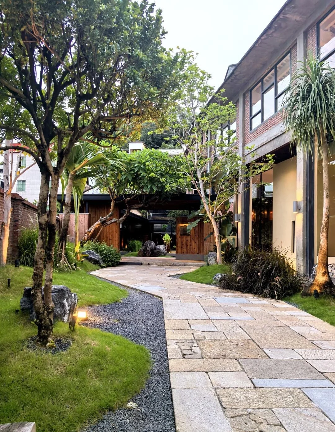Tuin en binnenplaats van een boetiekhomestay in Foshan, een rustige moderne woning in Lingnan-stijl met groen, stenen pad en ontspannende buitenruimte - Reisgids voor Foshan: beste routes, eten en tips 2026 - The China Journey Tuin en binnenplaats van een boetiekhomestay in Foshan, een rustige moderne woning in Lingnan-stijl met groen, stenen pad en ontspannende buitenruimte - Reisgids voor Foshan: beste routes, eten en tips 2026 - The China Journey