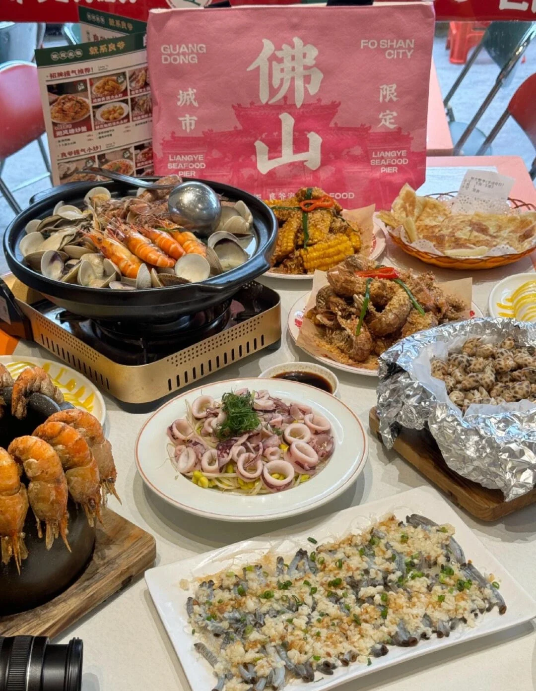 Kantonees vis- en zeevruchtenfeest in Foshan met garnalen, schelpen, inktvis en lokale gerechten op tafel - Reisgids voor Foshan: beste routes, eten en tips 2026 - The China Journey Kantonees vis- en zeevruchtenfeest in Foshan met garnalen, schelpen, inktvis en lokale gerechten op tafel - Reisgids voor Foshan: beste routes, eten en tips 2026 - The China Journey