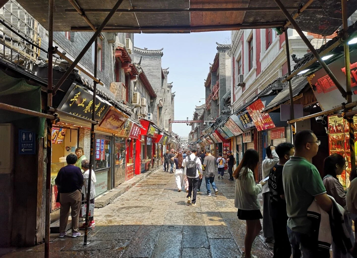 Den historiske markedsgade Furong Street, travl gammel gade med butikker, gademadsboder og turister i Jinan - Jinan rejseguide: Bedste rejseplan og tips 2026 - The China Journey Den historiske markedsgade Furong Street, travl gammel gade med butikker, gademadsboder og turister i Jinan - Jinan rejseguide: Bedste rejseplan og tips 2026 - The China Journey