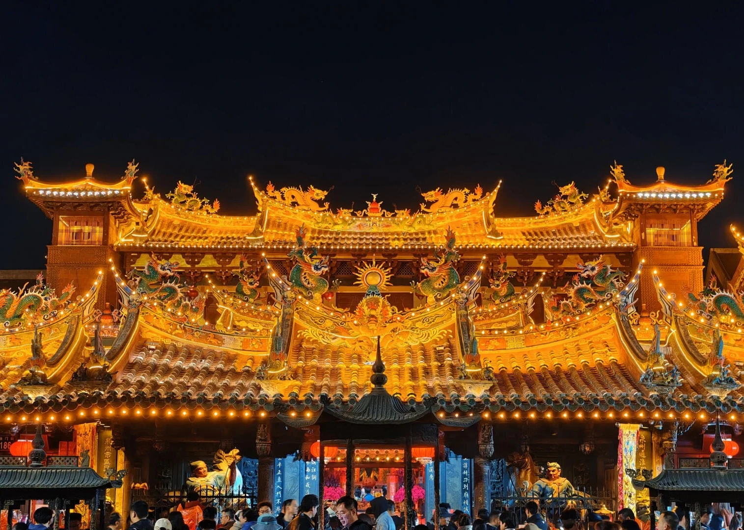 Nachtverlichting van de Guanyue-tempel, goud verlichte gevel met sierlijke draken en een levendige menigte die Chinese cultuur viert - Reisgids voor Quanzhou: beste route, eten & tips 2026 - The China Journey Nachtverlichting van de Guanyue-tempel, goud verlichte gevel met sierlijke draken en een levendige menigte die Chinese cultuur viert - Reisgids voor Quanzhou: beste route, eten & tips 2026 - The China Journey