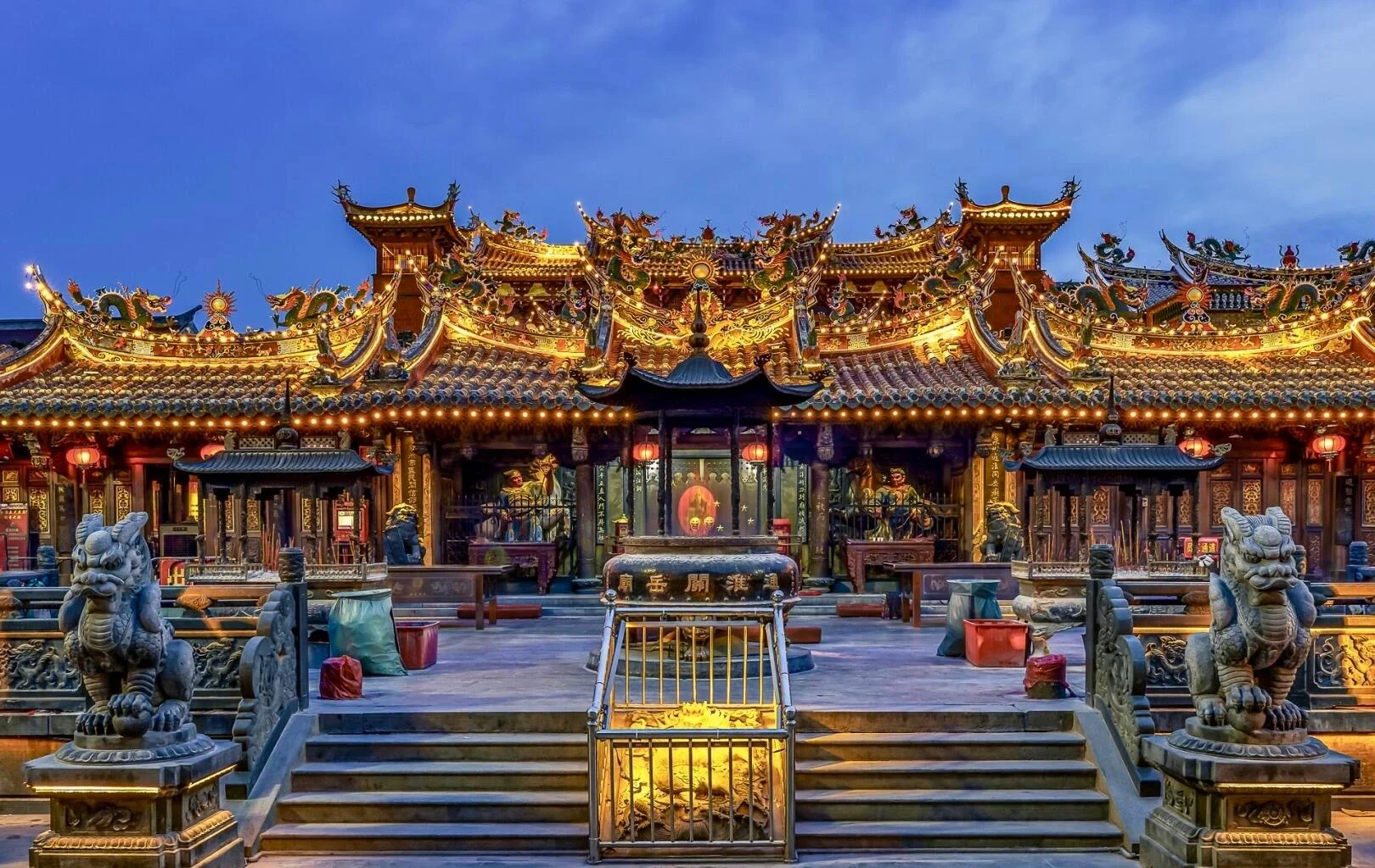 Nachtzicht op de Guanyue-tempel in Quanzhou, verlichte tempel met fijn snijwerk, gouden daken en stenen leeuwen - Reisgids voor Quanzhou: beste route, eten & tips 2026 - The China Journey Nachtzicht op de Guanyue-tempel in Quanzhou, verlichte tempel met fijn snijwerk, gouden daken en stenen leeuwen - Reisgids voor Quanzhou: beste route, eten & tips 2026 - The China Journey
