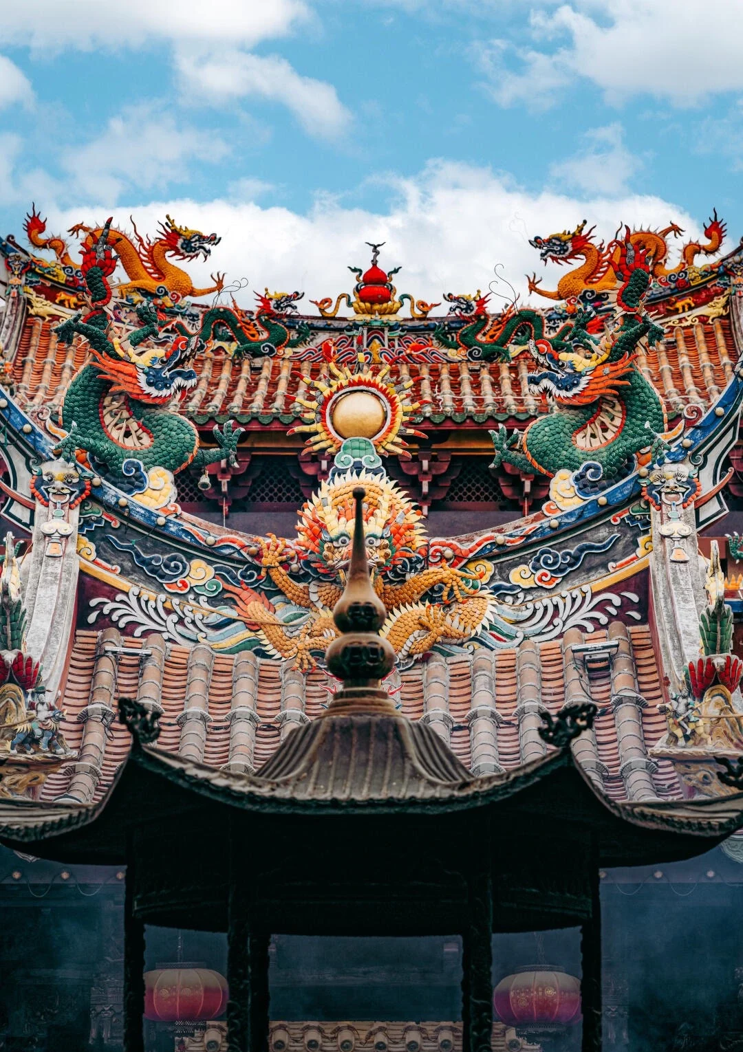 Dakversieringen van de Guanyue-tempel, kleurrijke drakensculpturen en fijn houtsnijwerk van traditioneel Chinees tempelvakmanschap - Reisgids voor Quanzhou: beste route, eten & tips 2026 - The China Journey Dakversieringen van de Guanyue-tempel, kleurrijke drakensculpturen en fijn houtsnijwerk van traditioneel Chinees tempelvakmanschap - Reisgids voor Quanzhou: beste route, eten & tips 2026 - The China Journey